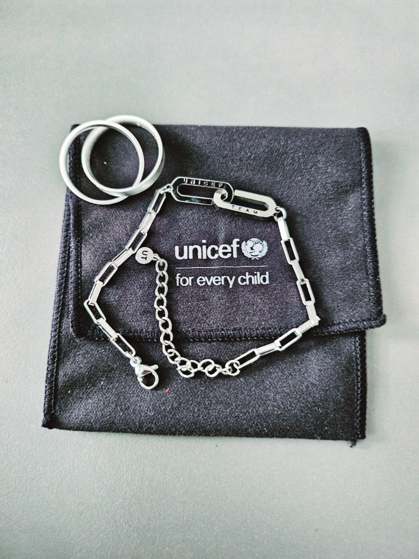 유니세프 기부팔찌, 반지 사진 입니다.
