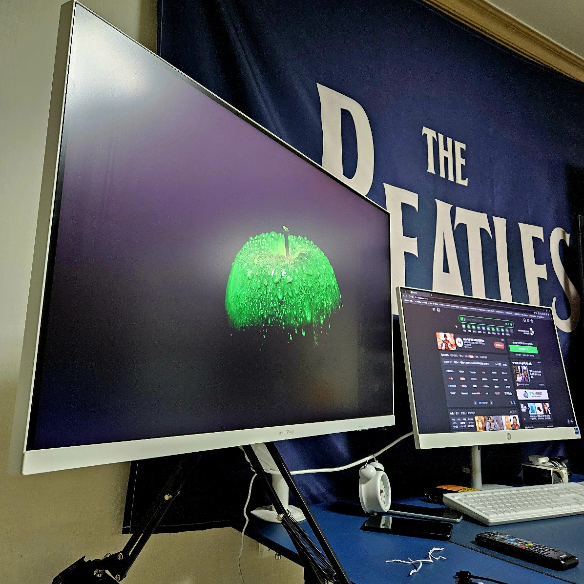 화이트 모니터 32인치