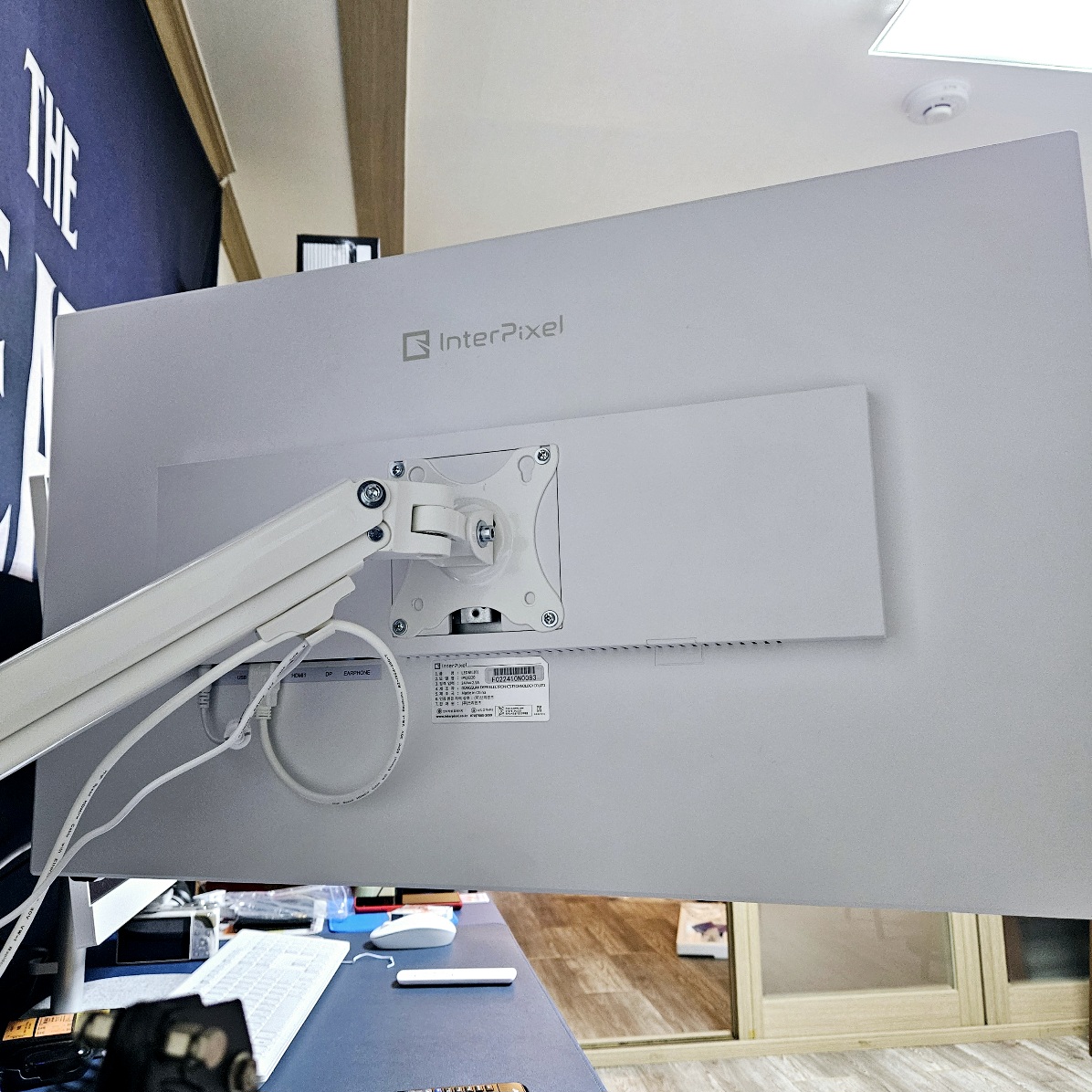 화이트 모니터 32인치