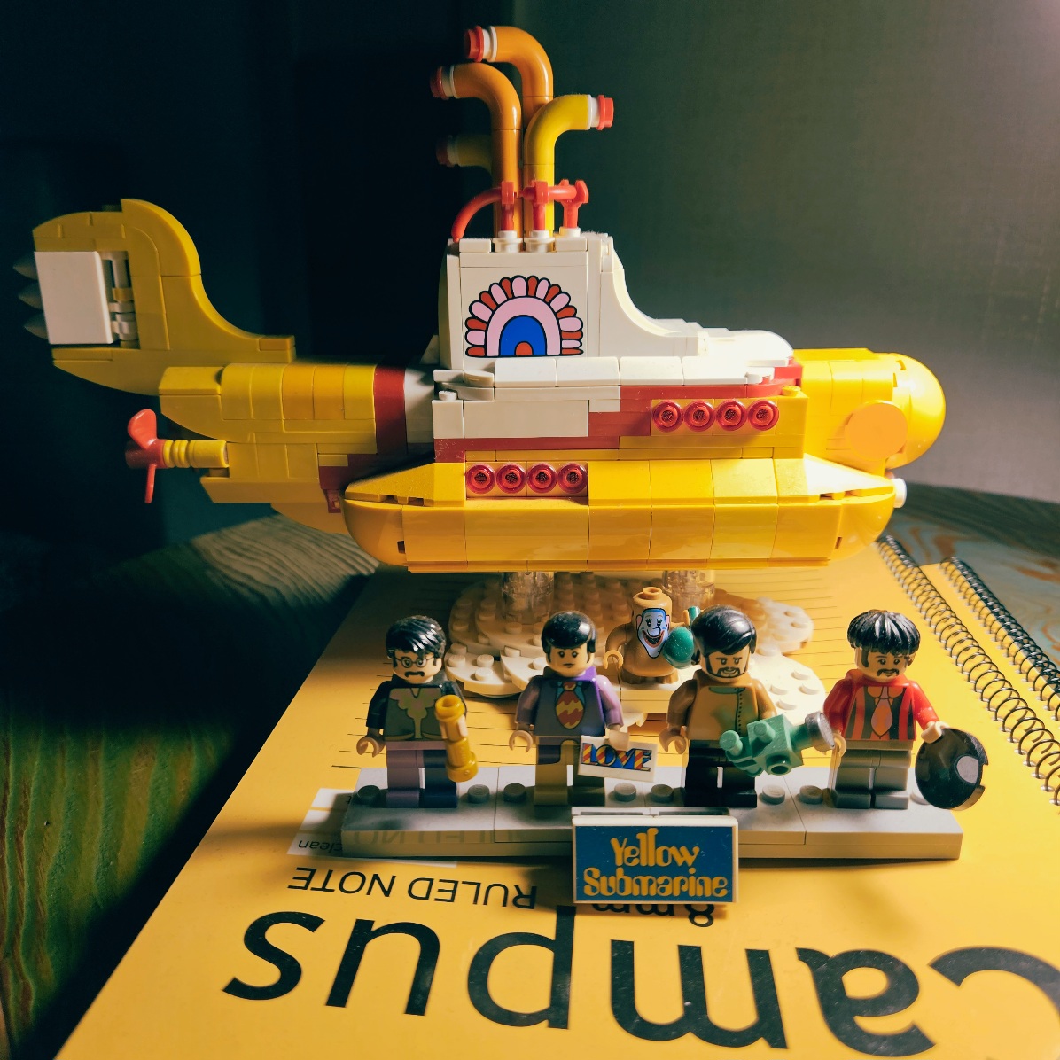 레고 옐로우 서브마린 데코 사진 입니다.