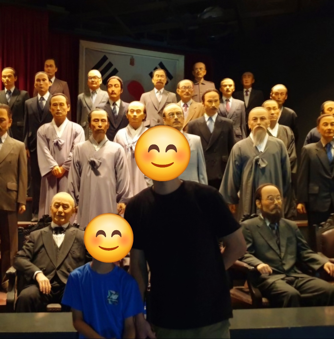 독립 투사들이 모여있는 실제와 같은 모형 앞에서 찍은 사진입니다.