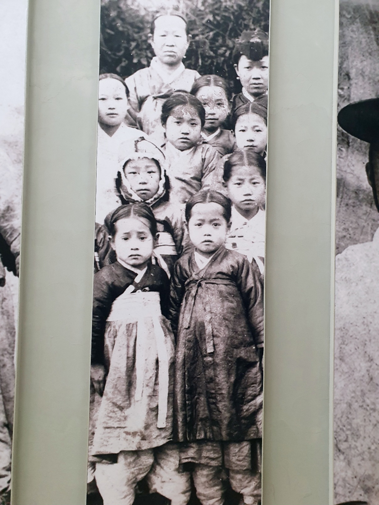 독립기념관 전시관에 전시된 일제강점기 어린이 단체사진. 우리 역사의 아픔을 보여주는 독립운동 시기 아동 사진 패널.