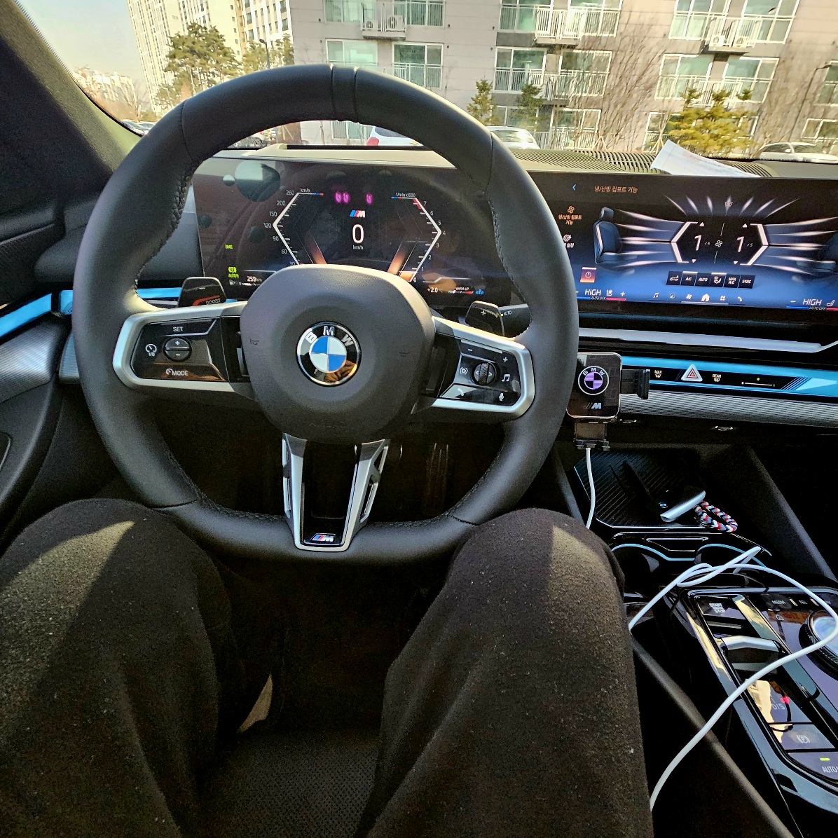 BMW 5시리즈 2025년형, 최신 iDrive 8.5와 디지털 계기판