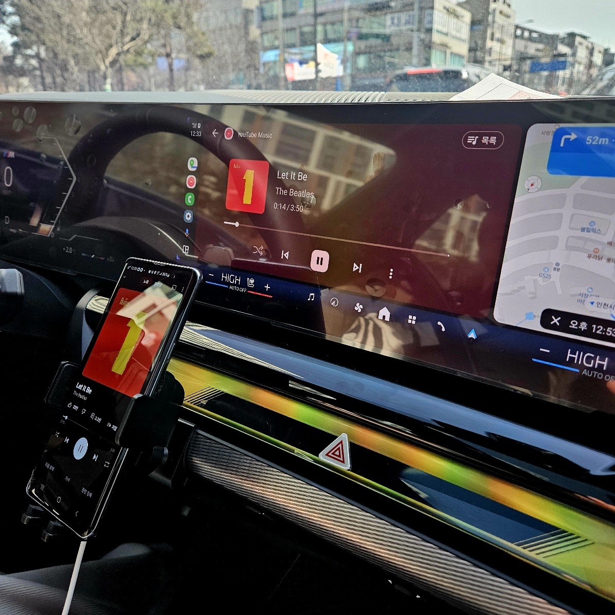 블랙 버네스카 가죽 시트와 커브드 디스플레이