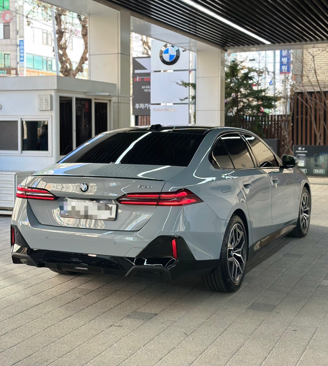 BMW 520i M 스포츠 프로, 스포티한 프론트 그릴과 공기역학적 디자인