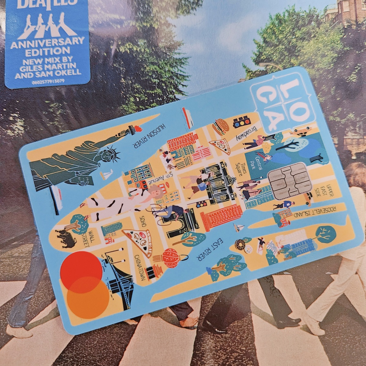 롯데카드 로카(LOCA LIKIT 1.2) 실물 디자인 이미지. 뉴욕 맨해튼 일러스트가 감각적으로 적용된 카드 디자인으로, 세련된 스타일과 실용성을 동시에 갖춘 롯데카드. 해외 결제(MasterCard) 가능.