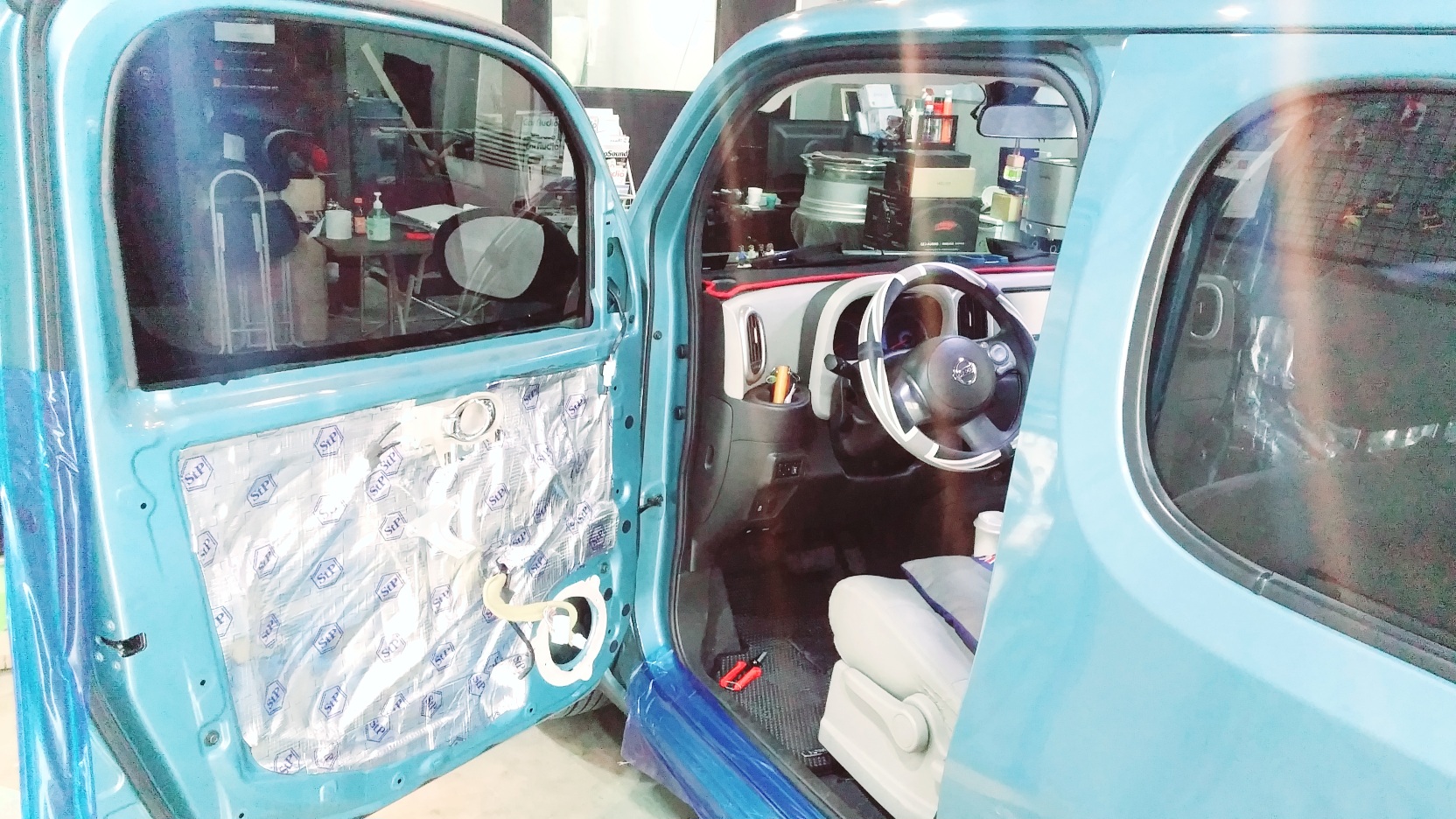 닛산 큐브의 순정 스피커 교체 작업. 도어 내부 방음 처리와 함께 사운드 업그레이드를 진행하는 모습.