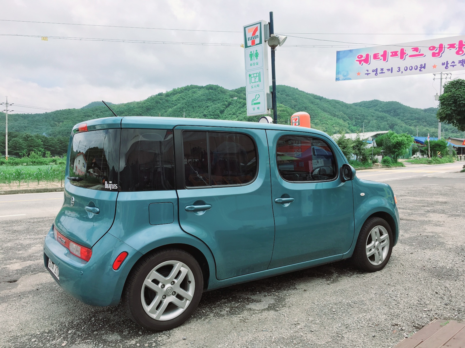 닛산 큐브 1.8 SL의 개성 있는 후면과 사이드 프로필