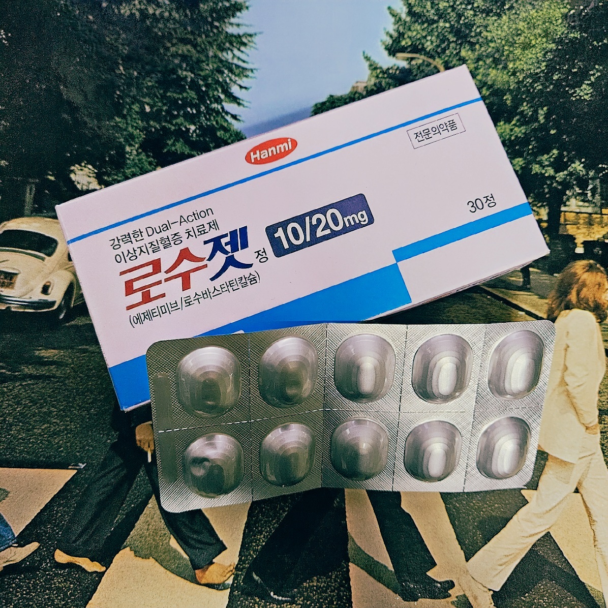한미약품 로수젯 10/20mg 박스와 함께 블리스터 포장된 알약. 이상지질혈증 치료제로 콜레스테롤 수치를 조절하는 역할을 함.