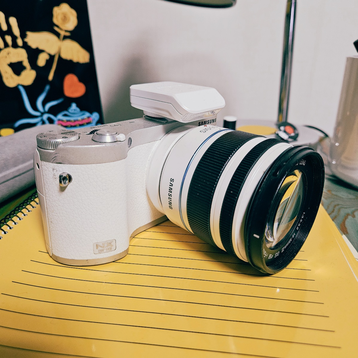 노트 위에 올려진 삼성 NX300
