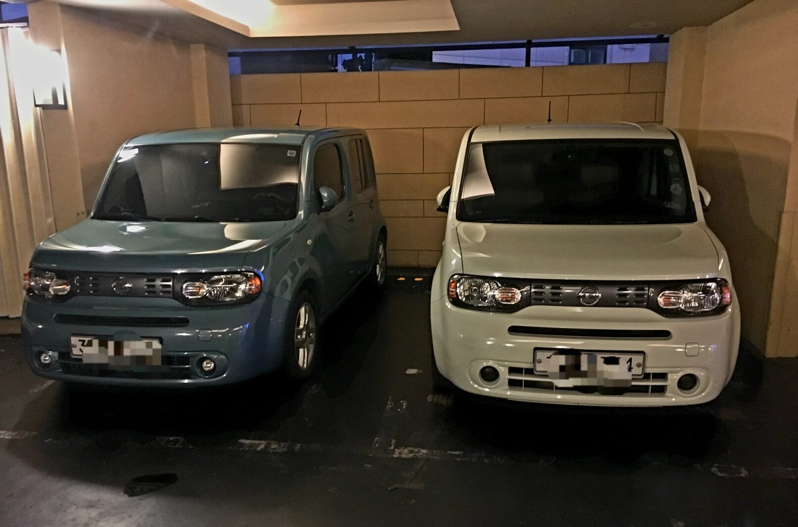 닛산 큐브 블루 화이트 모습