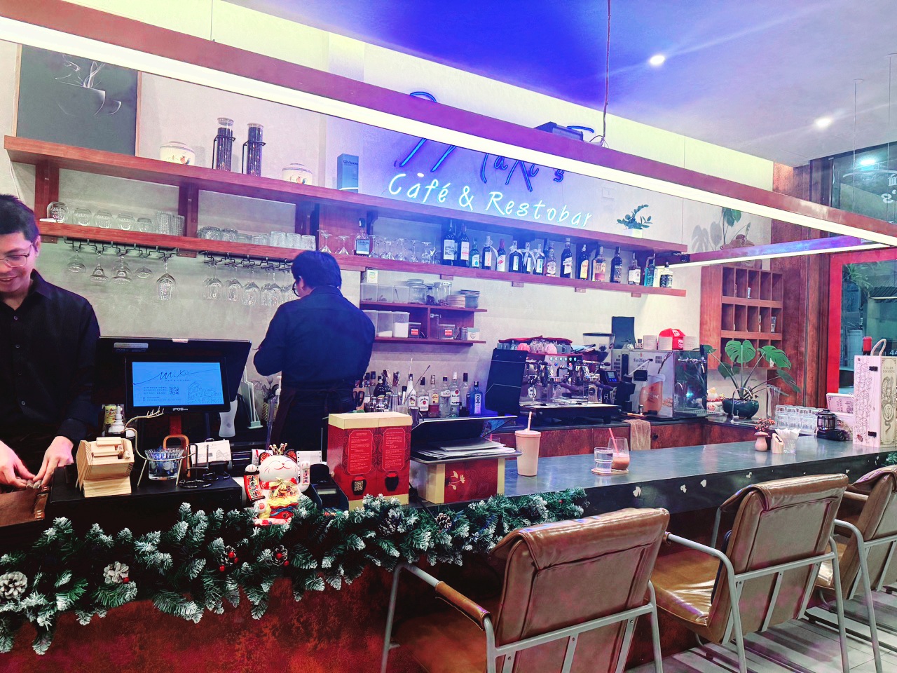 나트랑맛집 MaXi's Café & Restobar의 고급스러운 내부 인테리어와 좌석 배치