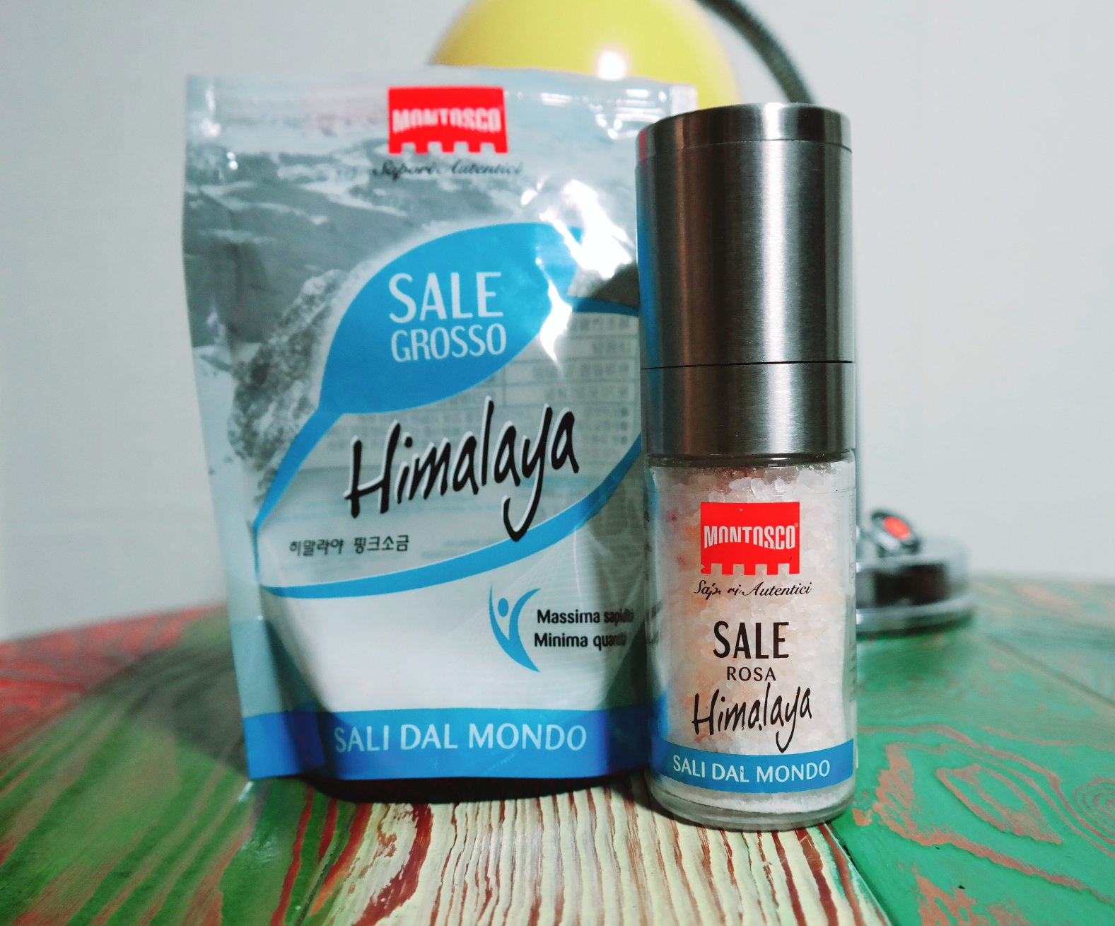 히말라야 소금 포장 제품과 투명 병에 담긴 분홍 암염의 실물 모습