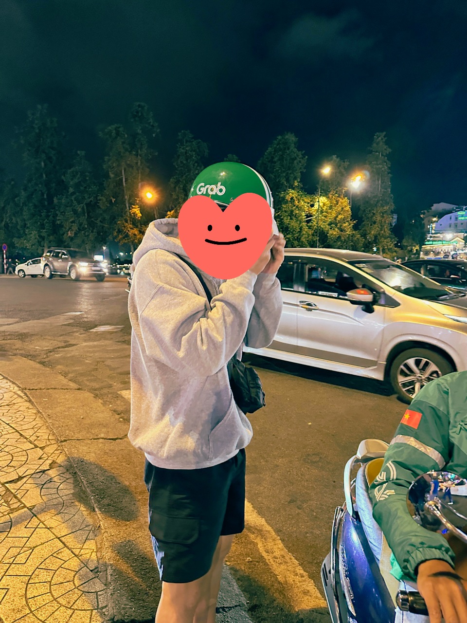 그랩을 으로 나트랑에서 오토바이를 부르는 모습의 사진