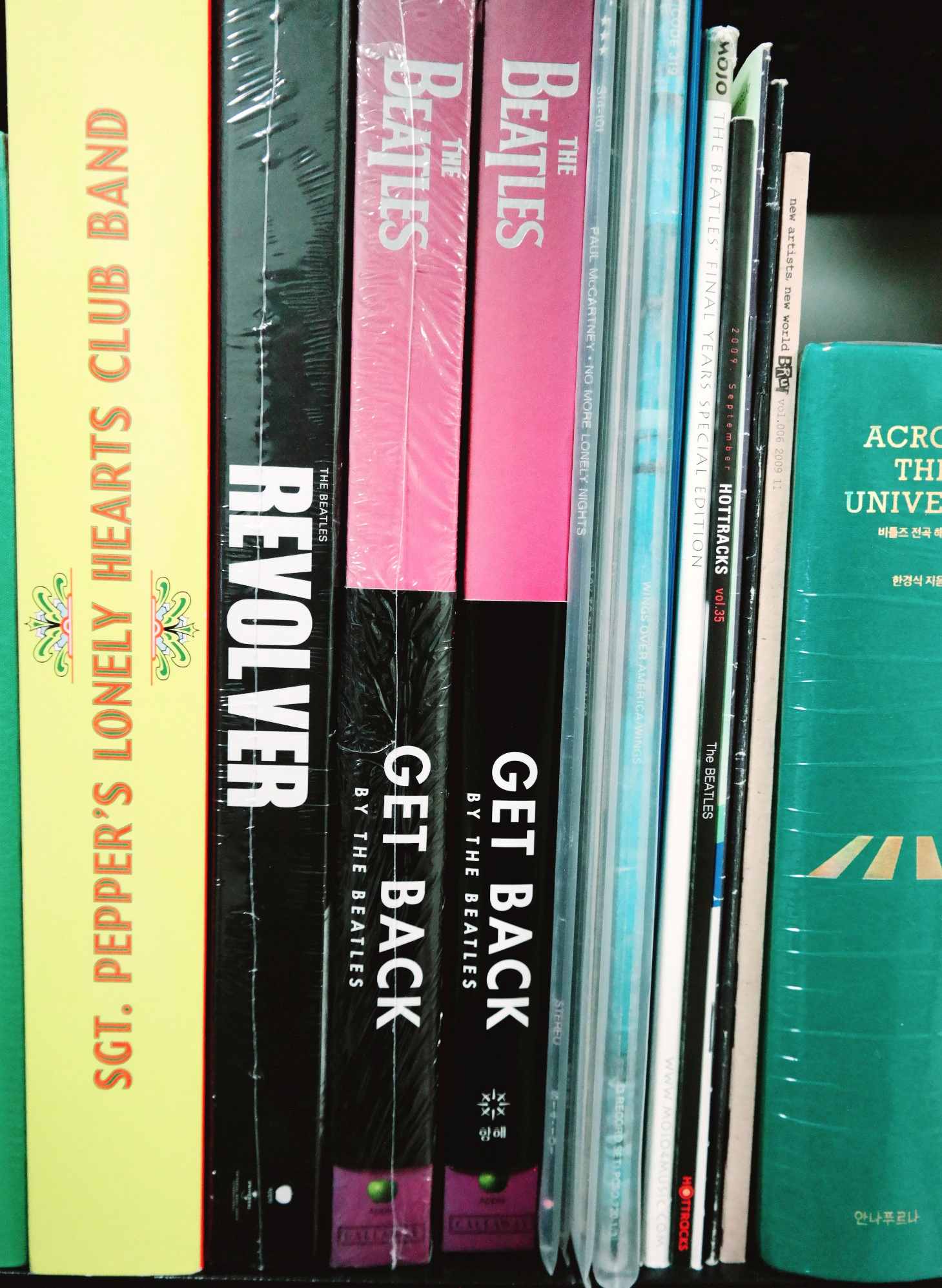 비틀즈 겟백 서적이 책꽂이에 있는 모습