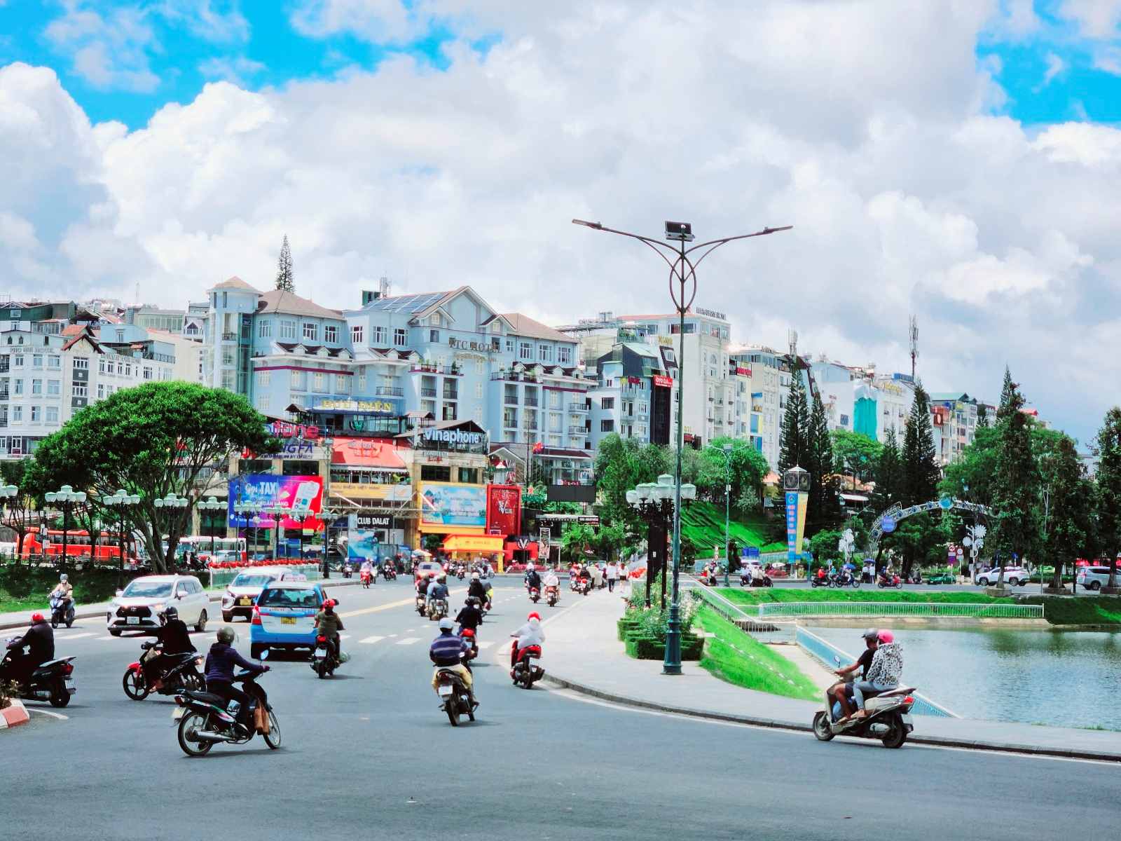 달랏 카페 Nhat Nguyen Cafe 에서 바라본 풍경