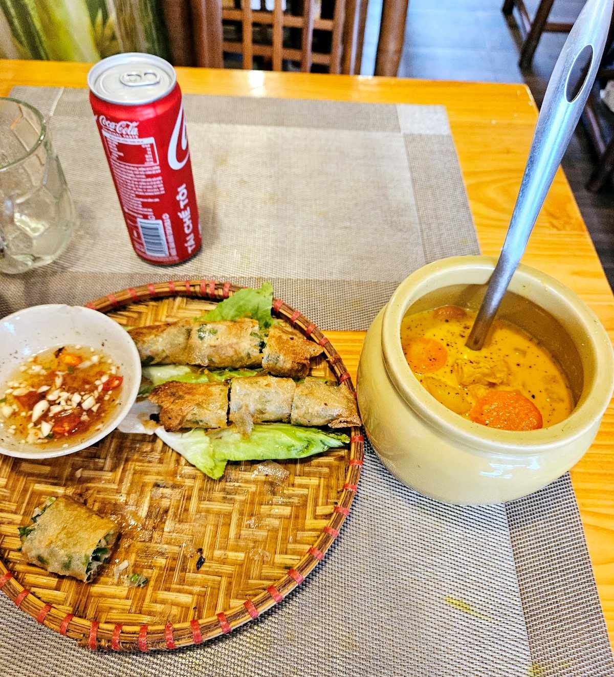 달랏 맛집 곡하탄에서 먹은 스프링롤과 코코넛 커리 – 현지 로컬 음식이 정갈하게 담긴 테이블 위 모습