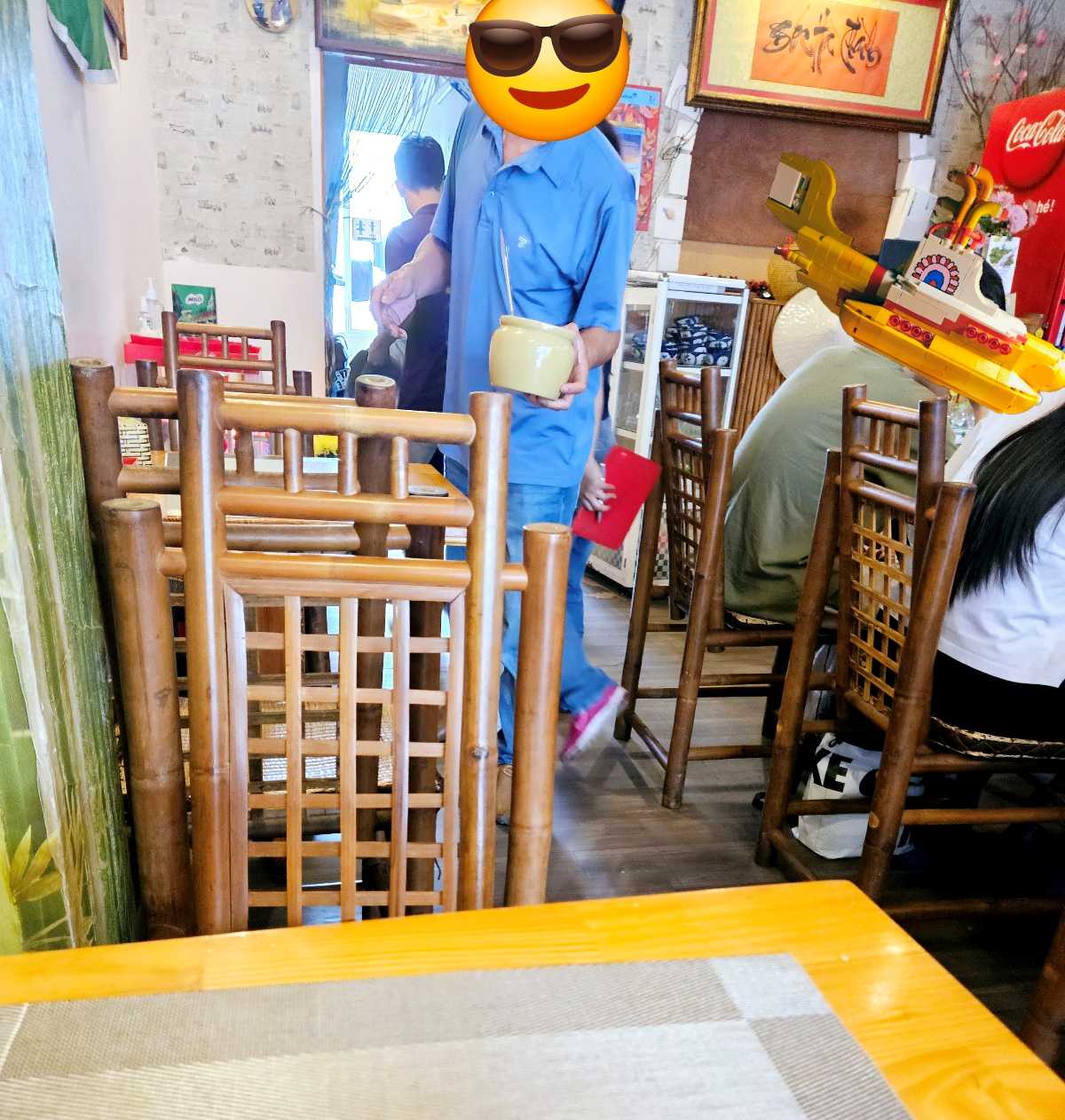 달랏 곡하탄(Goc Ha Thanh) 내부 전경 – 나무 의자와 베트남 전통 느낌의 인테리어, 현지 로컬 분위기 물씬