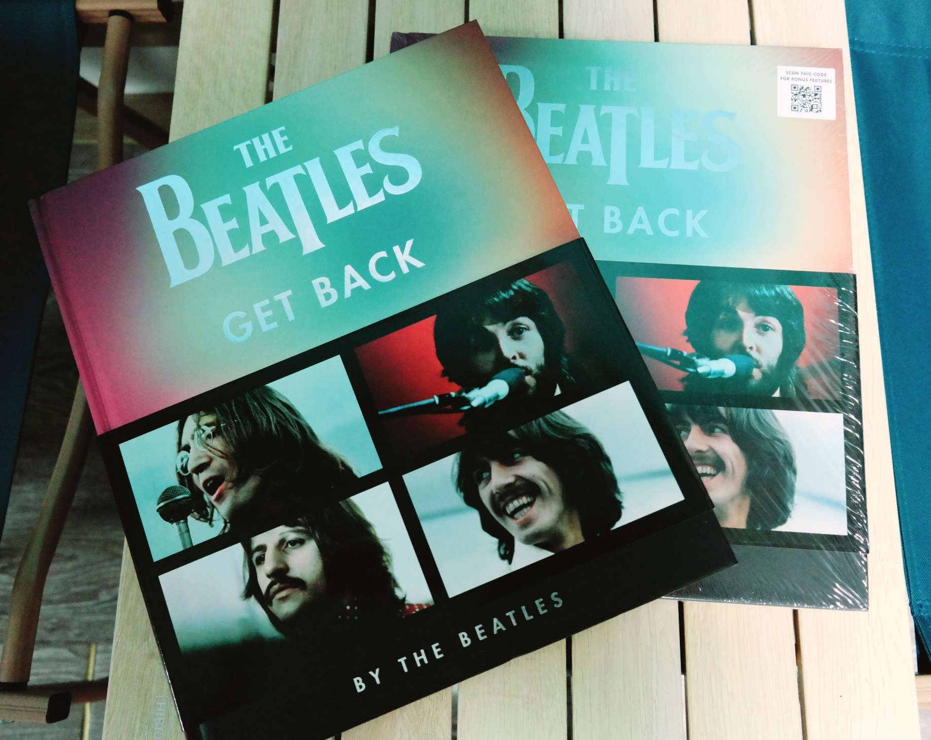 비틀즈 겟백 책이 테이블에 놓여있는 모습