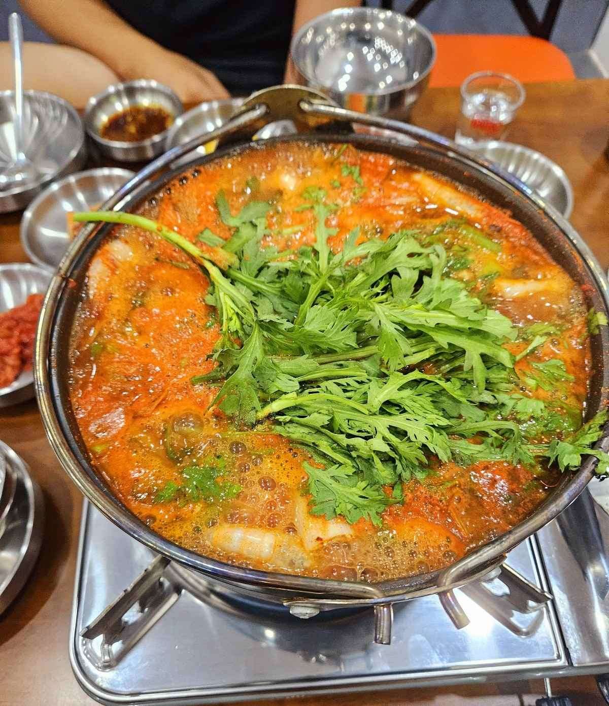 나트랑 한식당 압구정한식포차에서 끓여낸 알탕 클로즈업 사진