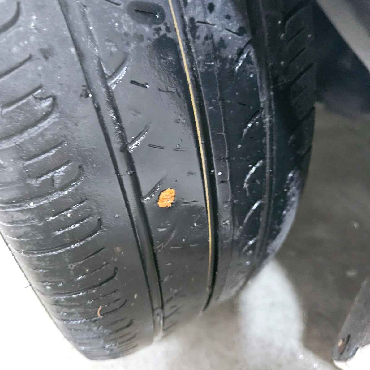 삼성화재 긴급출동 타이어펑크 수리 흔적. 지렁이 방식으로 타이어를 보수한 모습이 가까이에서 보인다.