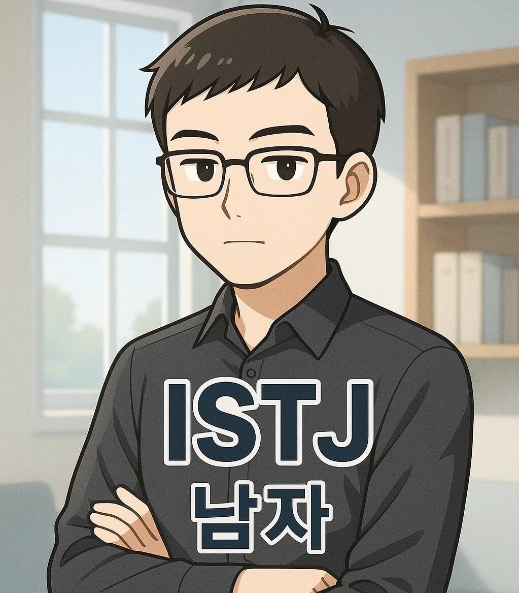 검정 셔츠를 입고 팔짱을 낀 ISTJ 남자 캐릭터 일러스트. 조용하고 단단한 인상을 주며, 신중한 성격과 이성적인 사고방식을 표현한 이미지입니다.