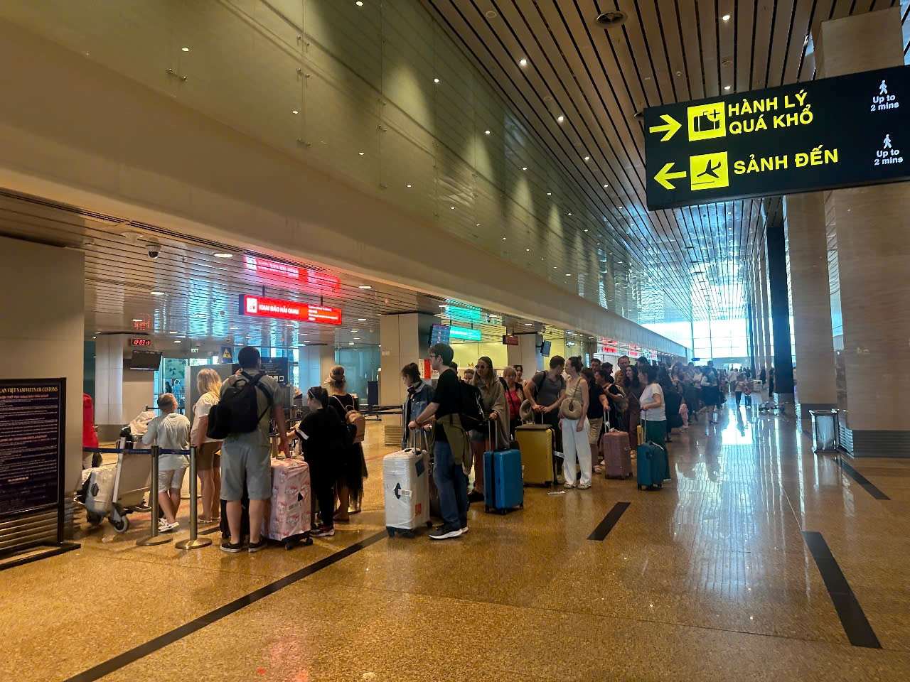 베트남 전자담배 반입 금지와 입국 규정 공항 입국 심사 대기 모습