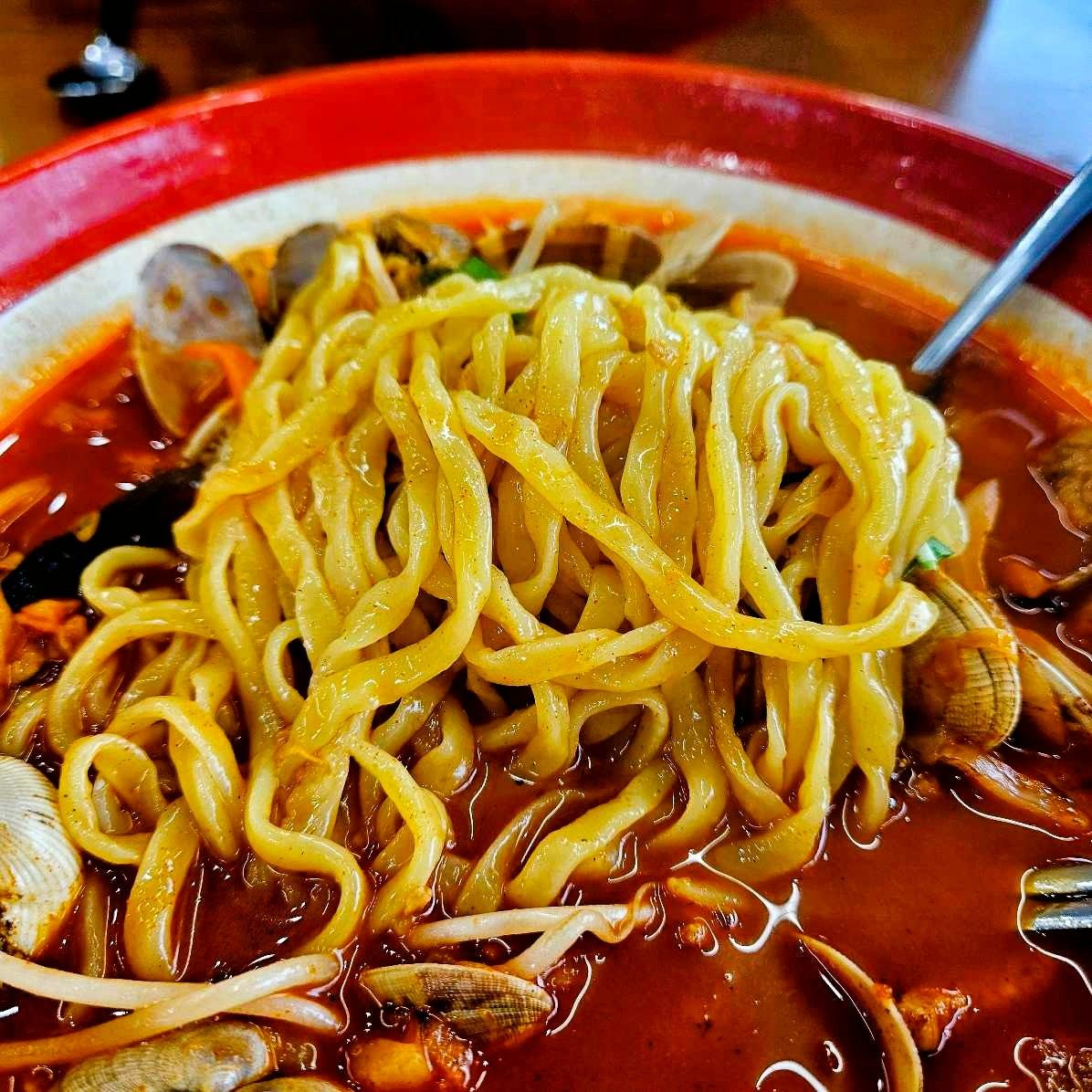 평택 왕배짬뽕 면 클로즈업, 굵은 면발과 진한 국물이 인상적인 평택역 중식 맛집 사진
