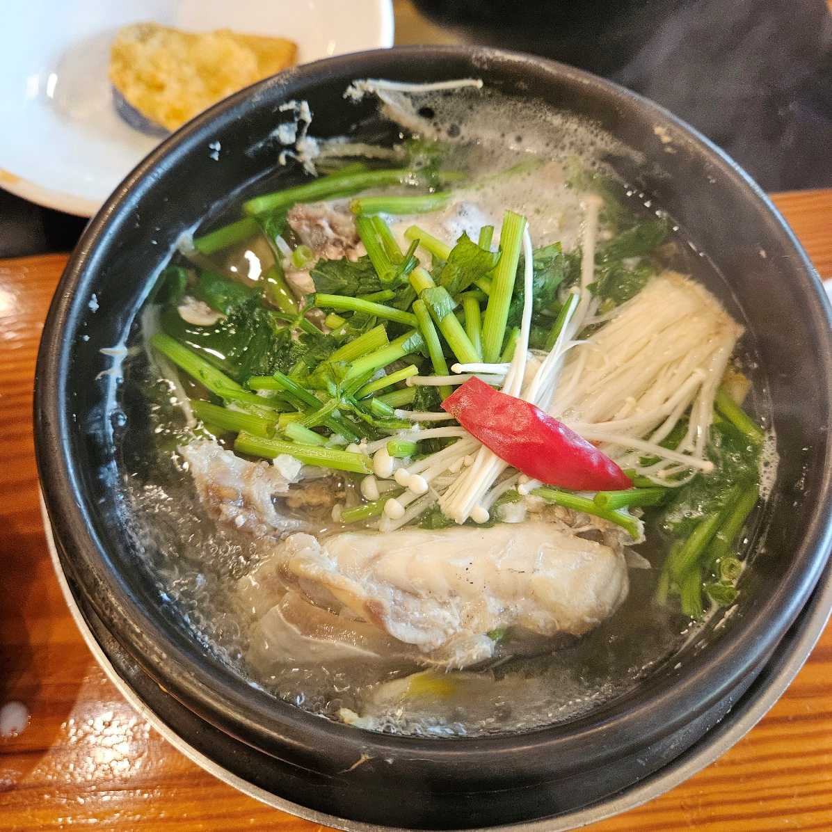 덕천 복집 복지리, 시원한 국물과 채소가 어우러진 복국