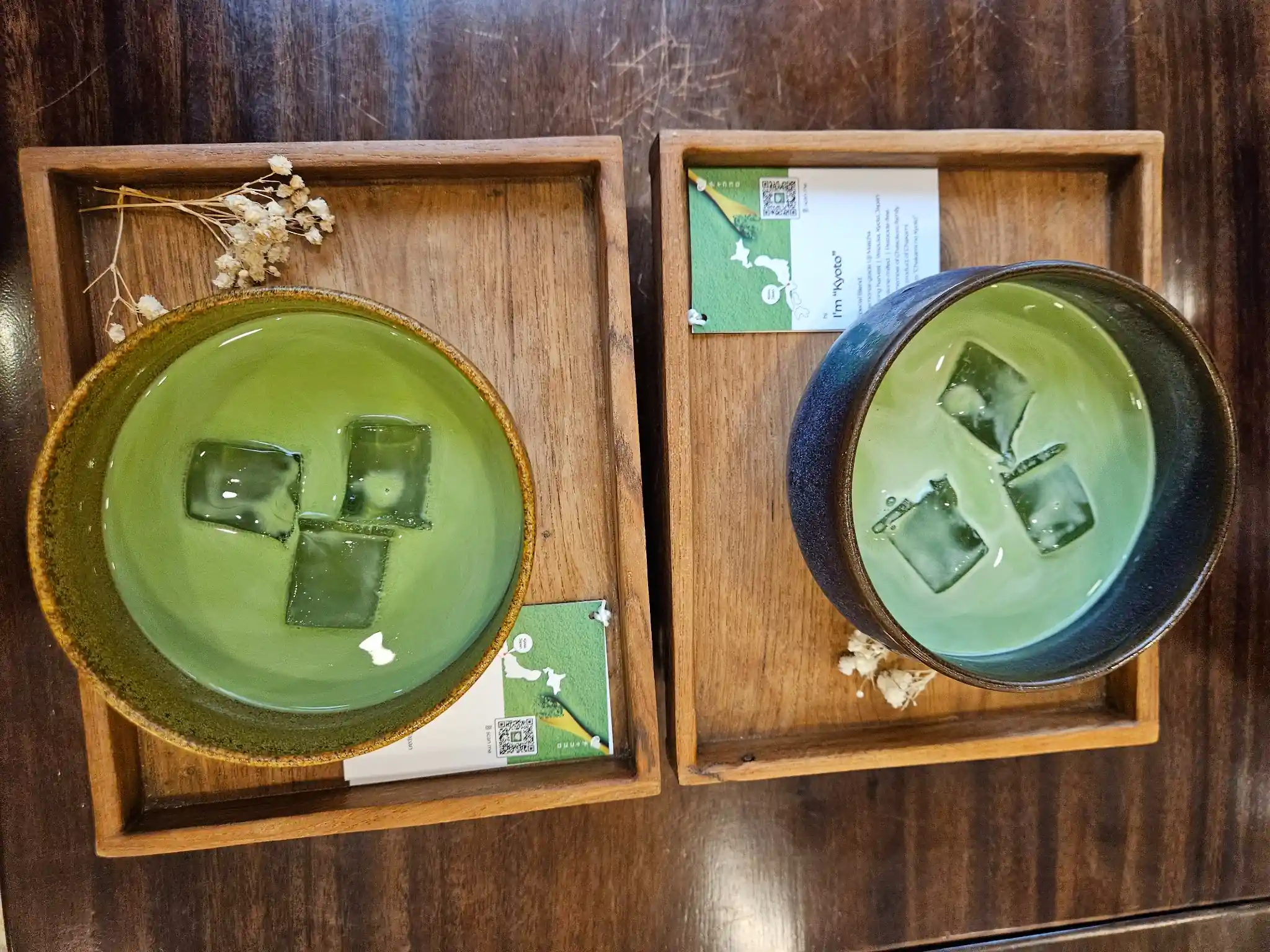 두 잔의 진한 말차 음료, 말차 효능으로 알려진 항산화와 집중력 향상, 스트레스 완화 효과를 표현한 이미지