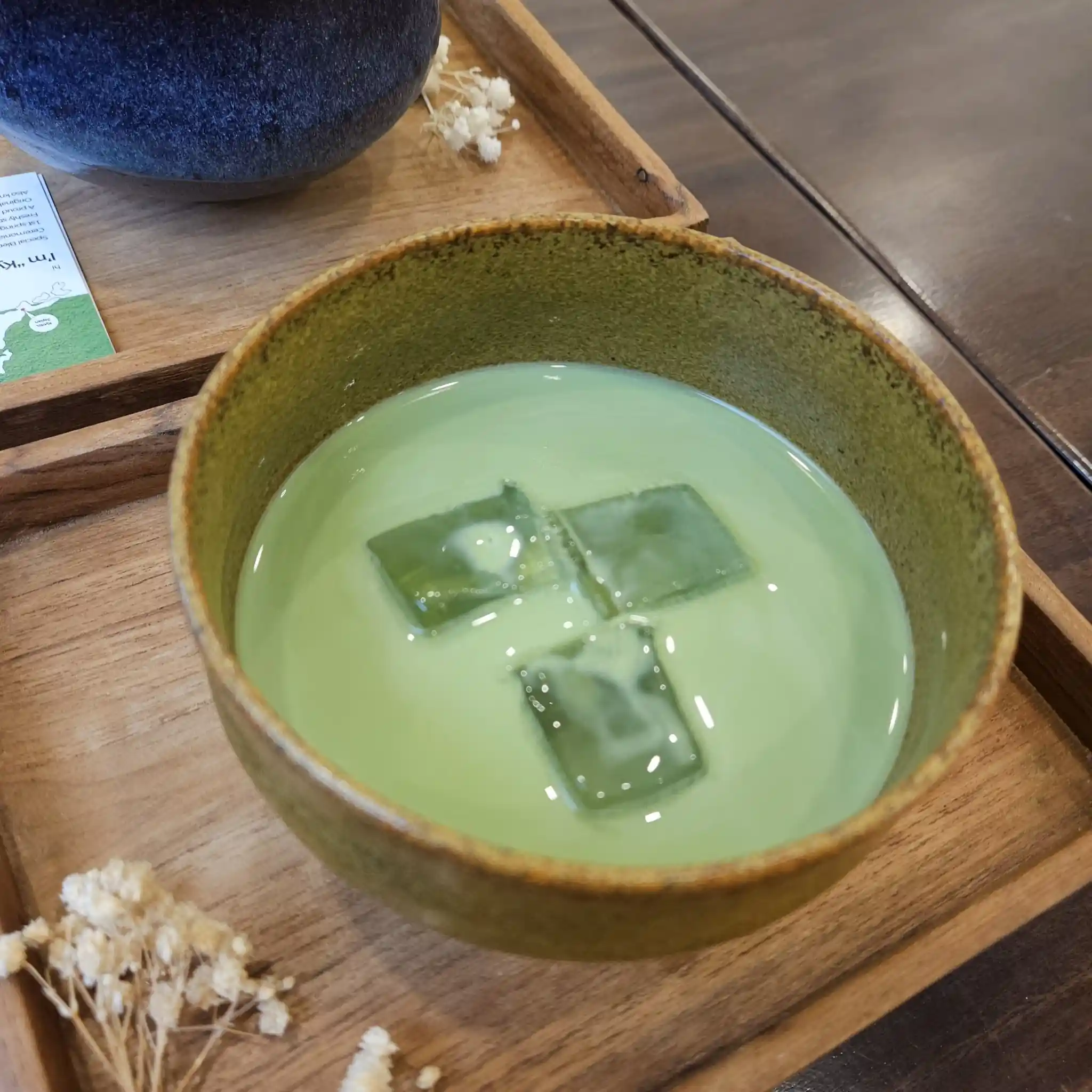 말차 효능을 보여주는 진한 말차 라떼 한 잔, 항산화와 피부 건강, 혈압 조절에 도움을 주는 초록빛 음료