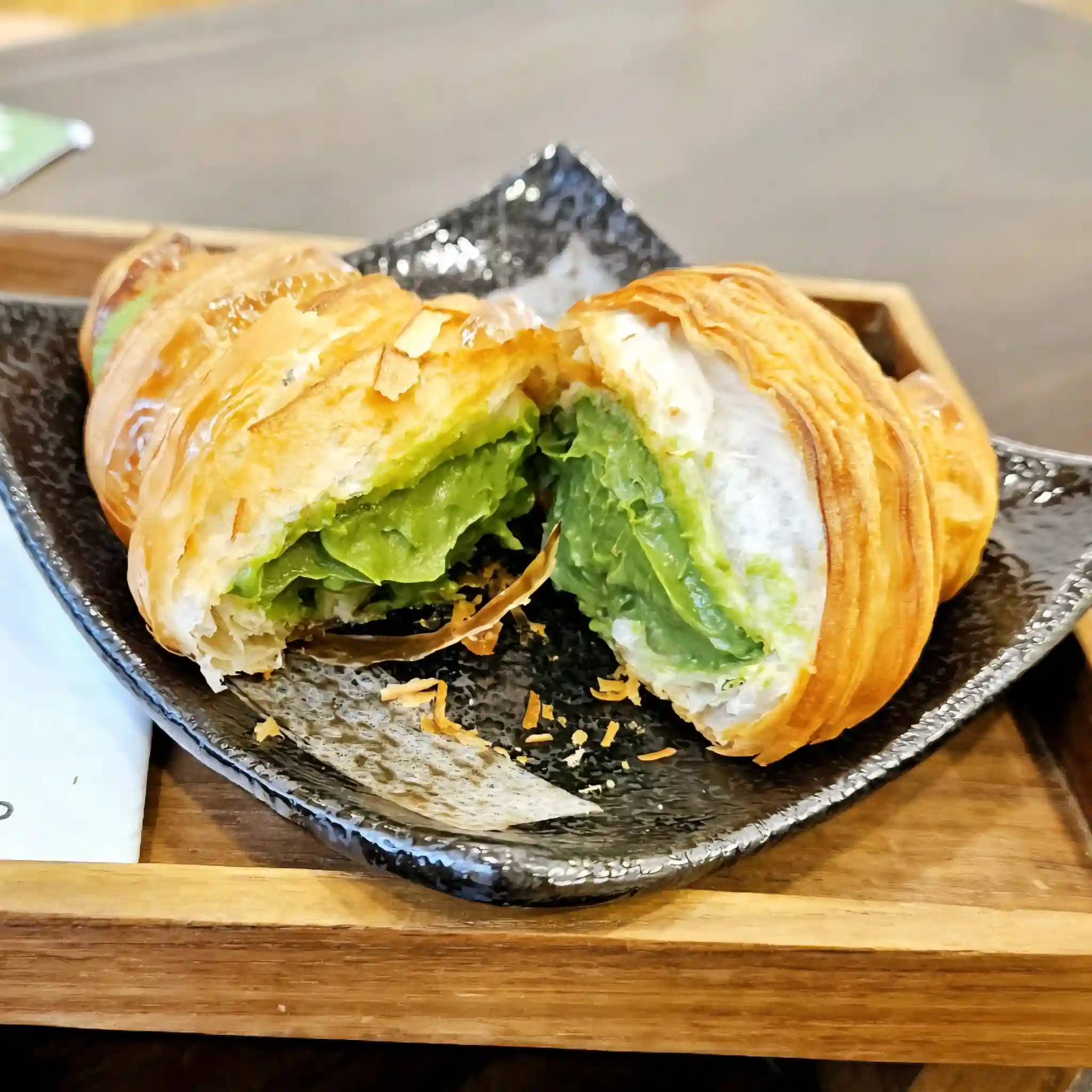 진한 말차 크림이 가득 들어간 크루아상 디저트, 말차 효능을 상징하는 항산화와 스트레스 완화의 달콤한 조화